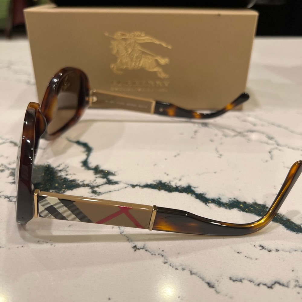 Brand new Burberry women’s sunglasses